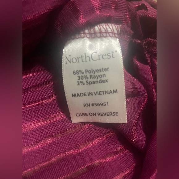 Women’s Northcrest Magenta Top. - Picture 4 of 8